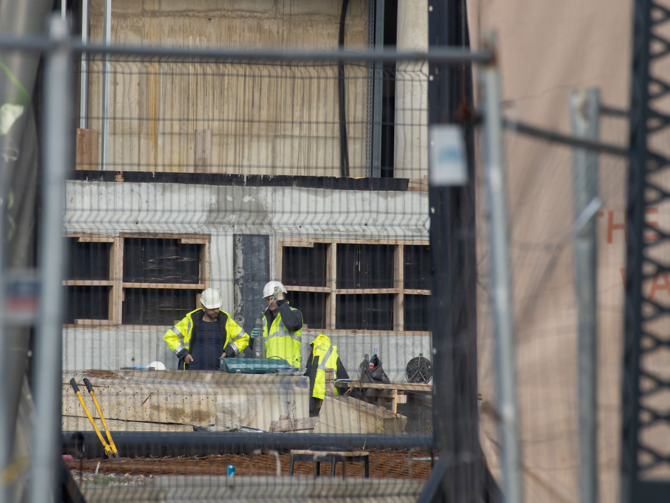 Equipo técnico trabajando con indumentaria de abrigo en una obra